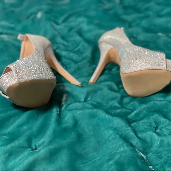 NEW Silver Heels with iridescent gems. Dream Pair size 5 1/2 - Picture 3 of 11